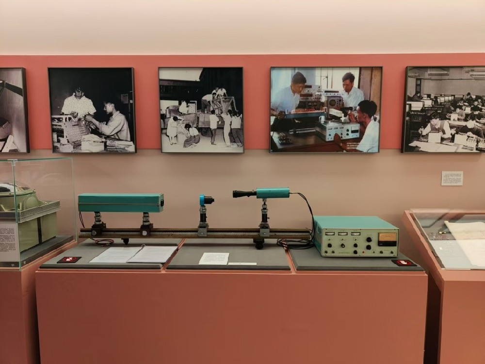 以电子频率跟踪器为基础的国内首台激光多普勒测速仪       （珍藏于清华大学科学博物馆展出）